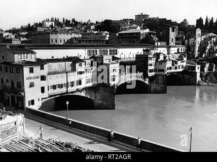 Erich Andres Italien - Erich Andres - Italie, Italia, Florence, Florence, Ponte Vecchio, Arno, architecture, pont, histoire, historique, 1950 Italie - Die Brücke, Ponte Vecchio Florenz mit Fiesole. Banque D'Images