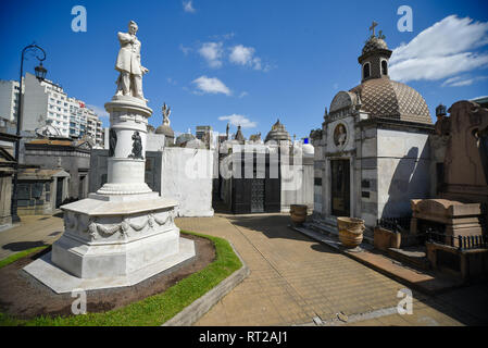 Buenos Aires, Argentine - Sept 23, 2016 : Avis d'un monument de la Gouverneure de la province de Buenos Aires Valentin Alsina au cimetière de la Recoleta en Ca Banque D'Images