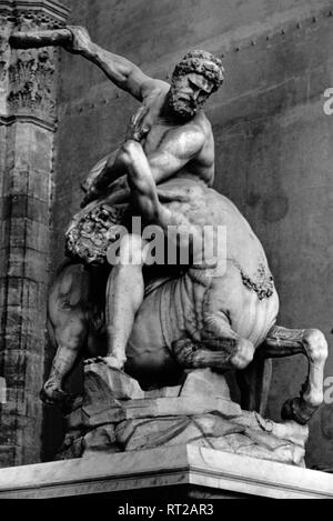 Voyage à Florence - Italie en 1950 - Hercules Hercules et Nessus, battant le centaure Nessus. Statue de Giambologna aka Giovanni da Bologna, Loggia dei Lanzi, Florence. L'image date de 1954. Photo Erich Andres Banque D'Images