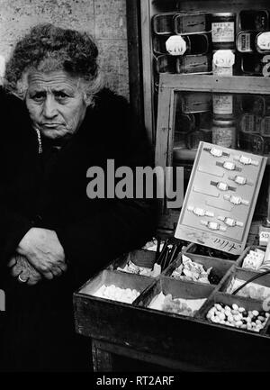 Erich Andres Italien - Erich Andres - Italie, Italia, Rome, Roma, vieille femme, Donna vecchia fournisseur, le bac, histoire, historique, 1950 Italie - 'Die dämlichen Touristi können nur gucken und fotografieren - selten, die von mal kauft !' - Ein altes Mütterchen neben mit ihrem Bauchladen Lakritzstangen, Bonbons, Uhren, Fischkonserven dutzenderlei Knöpfen, und anderen kleinen Verkaufsobjekten im Rom der 1950er Jahre. 503/31 Banque D'Images