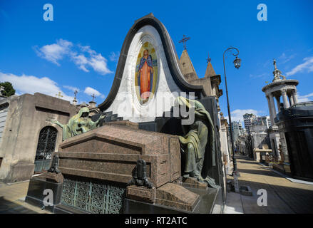 Buenos Aires, Argentine - Sept 23, 2016 : Avis d'un tombeau avec mosaïque au cimetière de la Recoleta à Buenos Aires. Banque D'Images