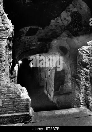 Erich Andres Italien - Domtilla catacombes à Rome, 1950. Photo par Erich AndresErich Andres - Italie, Italia, Roma, Rome, histoire, historique, 1950, catacombes, Domitilla, atrium, Flavia Domitilla Italien - Domitilla Katakomben im Rom der 1950er Jahre. Hier die Vorhalle der Flavi. Flavia Domitilla wurde als Bekennerin des Christentums verbannt. Familienbegräbnis entstanden aus ihrem bereits im 1. Jahrhundert nach Christi die bedeutendsten und ältesten Katakomben Rom. Auf dem Bild : Der Anfang dieses Katakombenfriedhofs symbolischen und mit christlichen Malereien. 512/40 Banque D'Images