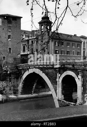 Voyage à Rome - Italie en 1950 - Vue de pont Ponte Sublicio Sublicio, traverse le Tibre à Rome. Sublicio Die Brücke über den Tibre dans RTom, Italien. L'image date de 1954. Photo Erich Andres Banque D'Images