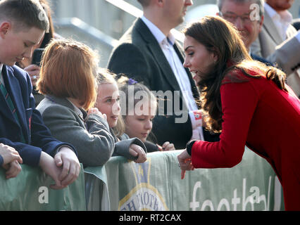 La duchesse de Cambridge s'entretient avec les membres du public lors de son arrivée pour une visite à Windsor Park, Belfast dans le cadre d'une visite de deux jours à l'Irlande du Nord. Banque D'Images