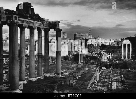 Erich Andres Italien - Das Forum Romanum im Rom der 1950er Jahre : Basilique Julia, die der Tempel der Castor, Titusbigen und der Porticus Julia, im Hintergund das Kolosseum, und der liens Saturne Tempel. 499/7 Banque D'Images