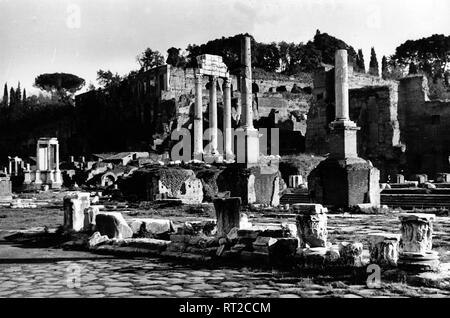 Erich Andres Italien - palatinische Der Hügel im Rom der 1950er Jahre, davor, das des Ruinenfeld Forum Romanum, mit den drei Säulen des Castor Tempels und der Basilique Julia. 509/23 Banque D'Images