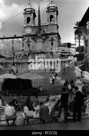 Voyage à Rome - Italie en 1950 - vue de l'Espagne, la Piazza di Spagna et de l'église de Trinita dei Monti à Rome. Spanische Treppe en Rom, Italie. L'image date de 1954. Photo Erich Andres Banque D'Images