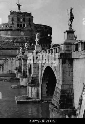 Erich Andres Italien - Die Engelsbrücke und die Engelsburg im Rom der 1950er Jahre. Un 499/14 Banque D'Images