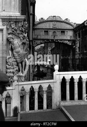 Voyage à Venise - Italie en 1950 - vue de le Pont des Soupirs - Ponte dei Sospiri, passe au-dessus de la rivière Palace (Rio di Palazzo) pour relier l'ancienne prison de Venise. Die in Venedig Seufzerbrücke, Italien. Image prise en 1954 par Erich Andres Banque D'Images