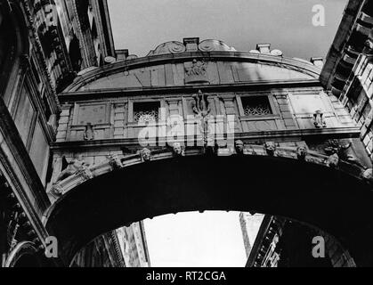 Erich Andres Italien - Die Ponte dei Sospiri im Venedig der 1950er Jahre. Zwischen den Häuserrückseiten : Dogenpalast (liens) und die sogenannten (Staatsgefängnis Bleikammern «') auf dem Rio del palazzo von der Ponte della Paglia. 539/21 Banque D'Images