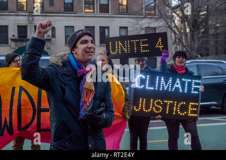 New York, États-Unis. Feb 26, 2019. Plus d'une centaine d'affiliés New Yorkais avec Sunrise Mouvement s à Brooklyn le 26 février 2019 pour mettre la pression sur le Leader de l'opposition au Sénat Chuck Schumer à rejoindre le sénateur Gillibrand co-parrainer la résolution Green New Deal et unir les démocrates contre Mitch McConnell's tactiques de division. Crédit : Erik McGregor/Pacific Press/Alamy Live News Banque D'Images