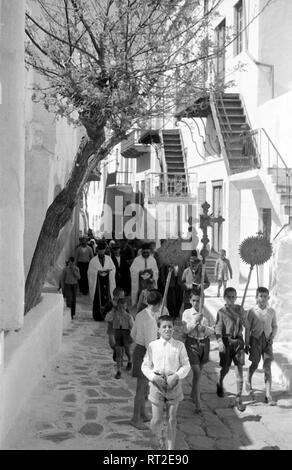 France, Grèce - Jungen führen eine kirchliche Prozession, une grenade, 1950er Jahre. Les petits garçons à la tête d'une procession churchly, Grèce, 1950. Banque D'Images