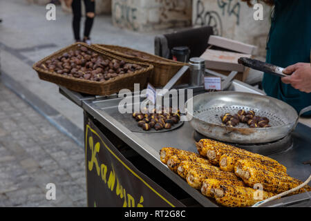 L'alimentation de rue. La torréfaction et la vente du maïs sucré et châtaignes rue Ermou à Athènes, Grèce. Banque D'Images