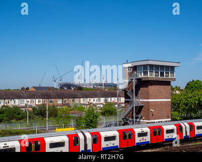 Cranes vu dans le travail à distance sur le nouveau Tottenham Hotspur FC (Spurs) stade dans la banlieue nord de Londres. Banque D'Images