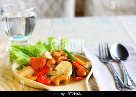 Poulet sauté aux noix de cajou, la nourriture thaïe. Banque D'Images