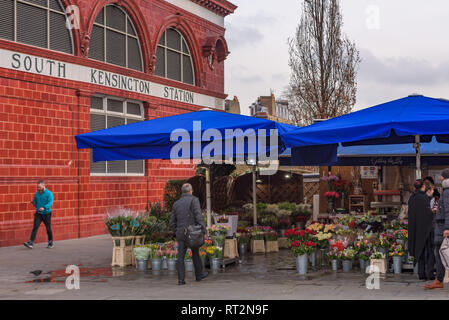 Boutique de fleurs à l'extérieur de London South Kensinton underground tube station. Banque D'Images