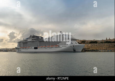 MSC Meraviglia, navire de croisière de luxe amarrés dans La Valette, Malte Banque D'Images