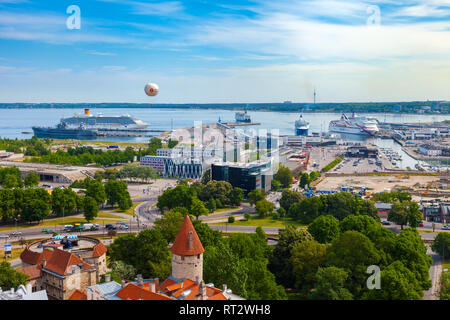 Tallinn, Estonie - juin 02, 2016 : avis de centre médiéval de Tallinn City au port avec les navires de croisière modernes. Tallinn, Estonie. Banque D'Images