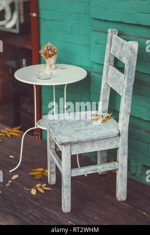 Fragment de retro vintage cafe - président et de table pour les fumeurs. Photo aux couleurs rétro. Banque D'Images