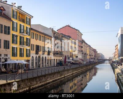 MILAN, ITALIE - 15 février 2019 - canal Naviglio Grande et de l'architecture à côté dans la journée ensoleillée Banque D'Images