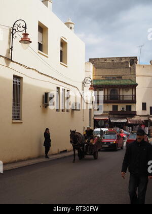 Scène de rue à Fès Médina, Maroc Banque D'Images