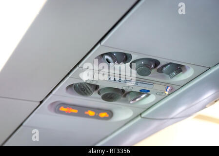 L'intérieur de cabine de l'avion, l'éclairage, la climatisation et les panneaux de bord, au-dessus le siège Banque D'Images