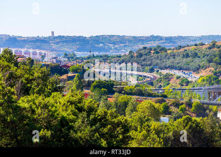 Vue panoramique sur Lisbonne. Billet Portugal. Des routes et des ponts dans grande ville européenne. Banque D'Images