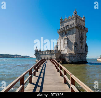 La Tour de Belém et pittoresque pont en bois miroring avec la marée basse sur le fleuve Tage. Torre de Belem est patrimoine de l'Unesco et de l'icône de Lisbonne et les plus visités Banque D'Images