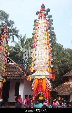 Kaavadiyattam ou la charge est la danse de sacrifice cérémoniel dévots pendant du culte de l'Hindu lord murugan. Banque D'Images