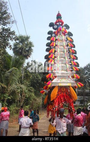 Kaavadiyattam ou la charge est la danse de sacrifice cérémoniel dévots pendant du culte de l'Hindu lord murugan. Banque D'Images