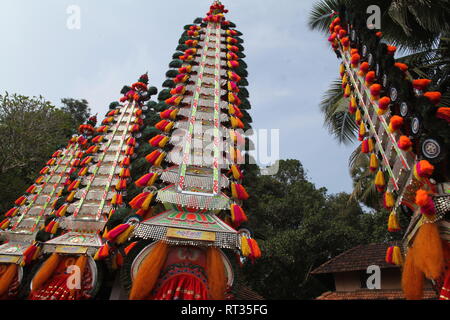 Kaavadiyattam ou la charge est la danse de sacrifice cérémoniel dévots pendant du culte de l'Hindu lord murugan. Banque D'Images