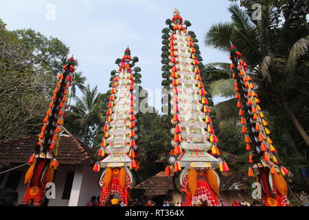 Kaavadiyattam ou la charge est la danse de sacrifice cérémoniel dévots pendant du culte de l'Hindu lord murugan. Banque D'Images