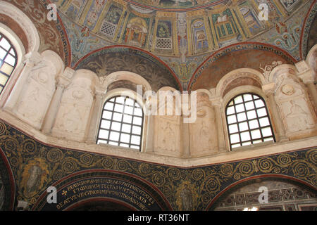 Ravenne. Dans la mosaïque du baptistère de néon. 4ème-5ème siècles. Baptême de Jésus. L'Italie. Banque D'Images