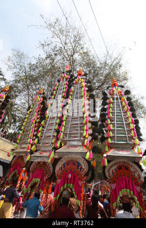 Kaavadiyattam ou la charge est la danse de sacrifice cérémoniel dévots pendant du culte de l'Hindu lord murugan. Banque D'Images