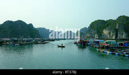 La baie de Ha Long au Vietnam Banque D'Images