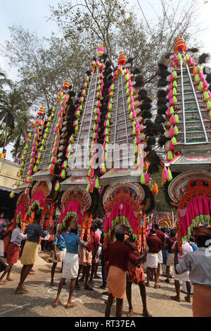 Kaavadiyattam ou la charge est la danse de sacrifice cérémoniel dévots pendant du culte de l'Hindu lord murugan. Banque D'Images