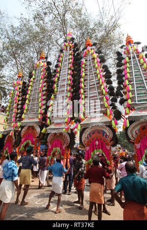 Kaavadiyattam ou la charge est la danse de sacrifice cérémoniel dévots pendant du culte de l'Hindu lord murugan. Banque D'Images