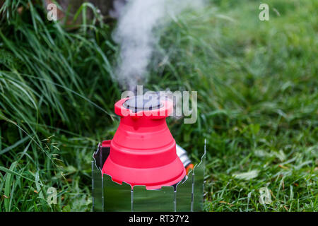 Fodable camping électrique avec de l'eau bouillante sur les repas. Banque D'Images