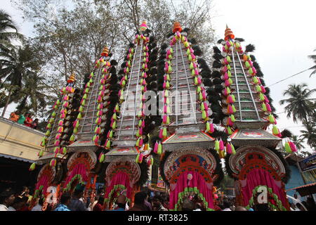 Kaavadiyattam ou la charge est la danse de sacrifice cérémoniel dévots pendant du culte de l'Hindu lord murugan. Banque D'Images