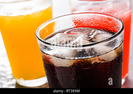 Des boissons colorées pour l'été sur fond gris. Close up Banque D'Images