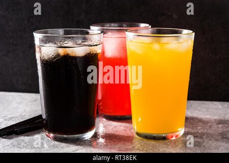 Des boissons colorées pour l'été sur fond gris Banque D'Images