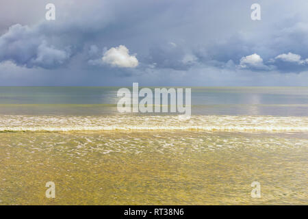 Nuages dans un ciel d'orage sur l'horizon de mer près de la plage Golden Beach de la mer Baltique Banque D'Images