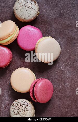 Assortiment de macarons français des gâteaux sur un plat rectangulaire sur un fond gris. Petits gâteaux colorés français. Vue d'en haut. Banque D'Images