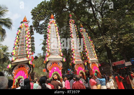 Kaavadiyattam ou la charge est la danse de sacrifice cérémoniel dévots pendant du culte de l'Hindu lord murugan. Banque D'Images