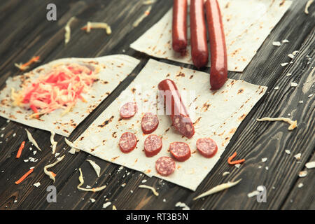 Saucisses, choucroute et de pain pita sur fond de bois Banque D'Images