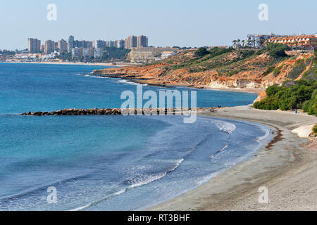 Cabo Roig plage vide et mer Méditerranée vue pittoresque, dehesa de Campoamor highrise buildings skyline, journée ensoleillée blue ciel clair. Orihuela Costa Banque D'Images