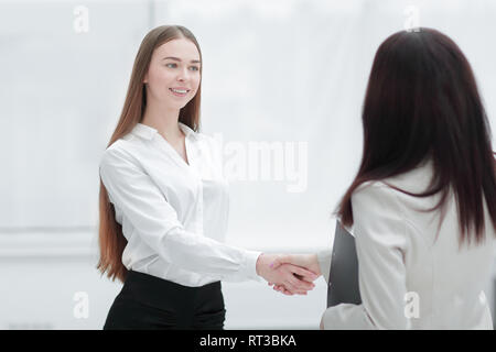Successful business woman shaking hands with employé Banque D'Images