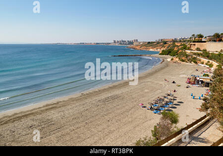 Cabo Roig plage de sable à l'heure d'hiver. Mer Méditerranée, journée ensoleillée, Orihuela Costa vue ci-dessus, Province d'Alicante, Costa Blanca, Espagne Banque D'Images