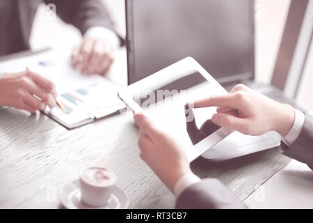 Close up.l'homme d'affaires utilise une tablette numérique Banque D'Images