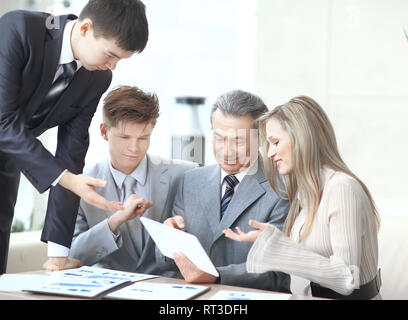 L'équipe d'affaires discute de nouvelles idées à la table office Banque D'Images